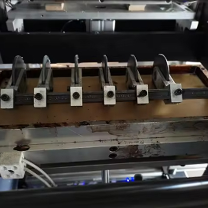 Dispositif de collage du fond