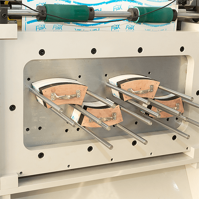 Machine de découpe et de poinçonnage de gobelets en papier entièrement automatique